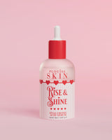 Um frasco de soro de ácido hialurônico P.Louise Rise and Shine com rótulo rosa e conta-gotas vermelho, contra um fundo rosa.