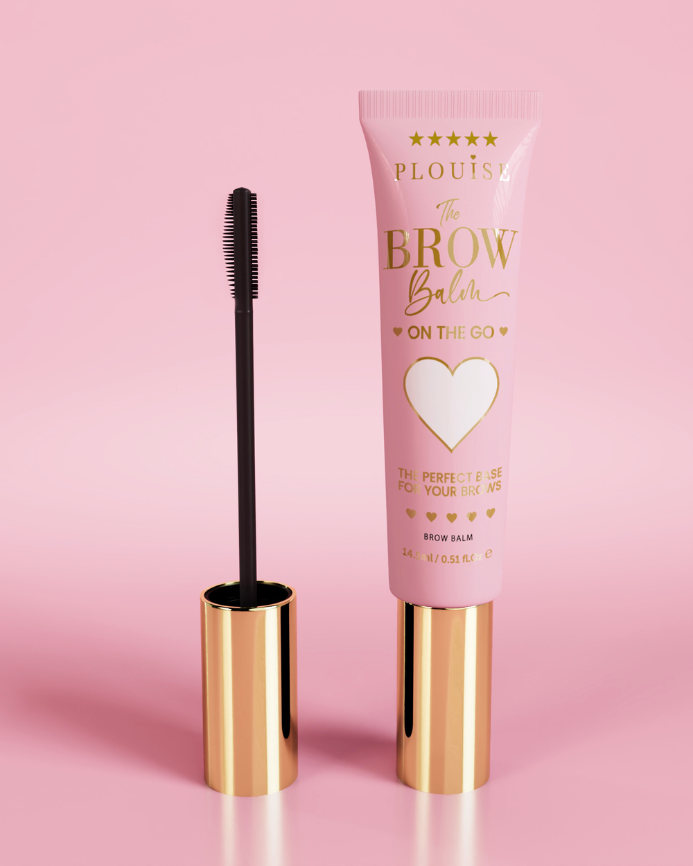 P.Louise Fluffy Soap Brow Balm Instant Fix produto em tubo rosa com tampa dourada, acompanhado de pincel de sobrancelha preto, exibido sobre fundo rosa.