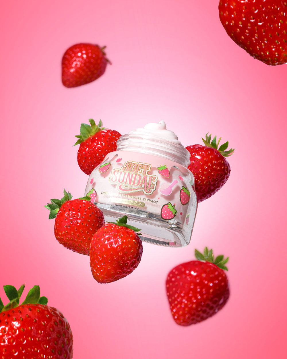 Pote de sorvete de sundae macio P. Louise, hidratante batido cercado por morangos em um fundo rosa