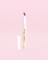 Una imagen de una mascarilla labial teñida Softie Swipe de P.Louise en Soft Launch sobre un fondo rosa