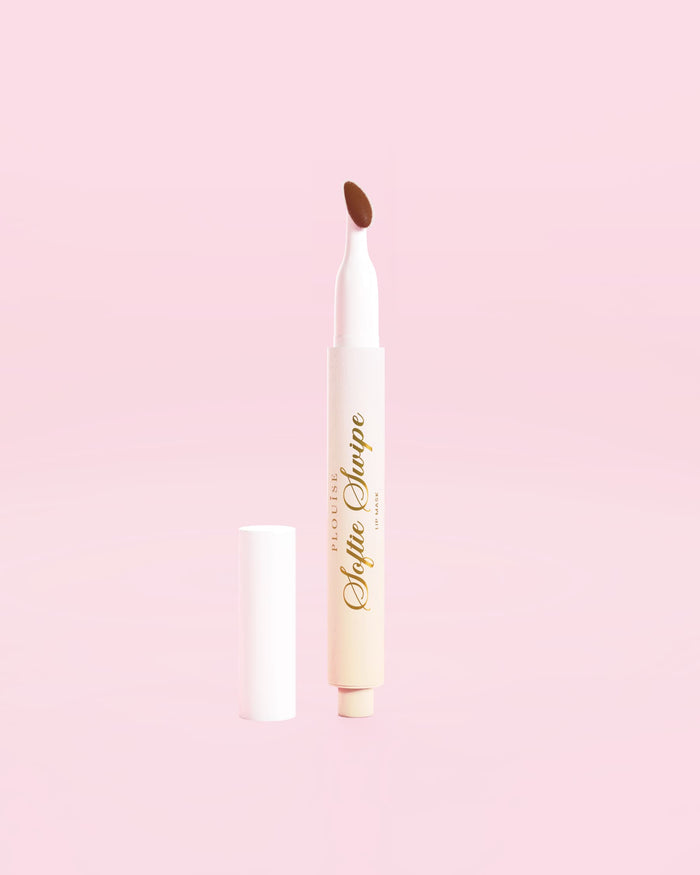 Una imagen de una mascarilla labial teñida Softie Swipe de P.Louise en Sweet Spot sobre un fondo rosa