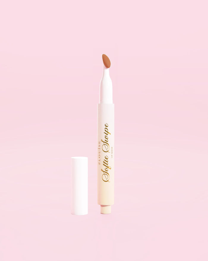 Una imagen que muestra una mascarilla labial con color Softie Swipe de P.Louise en el tono Snuggle Up