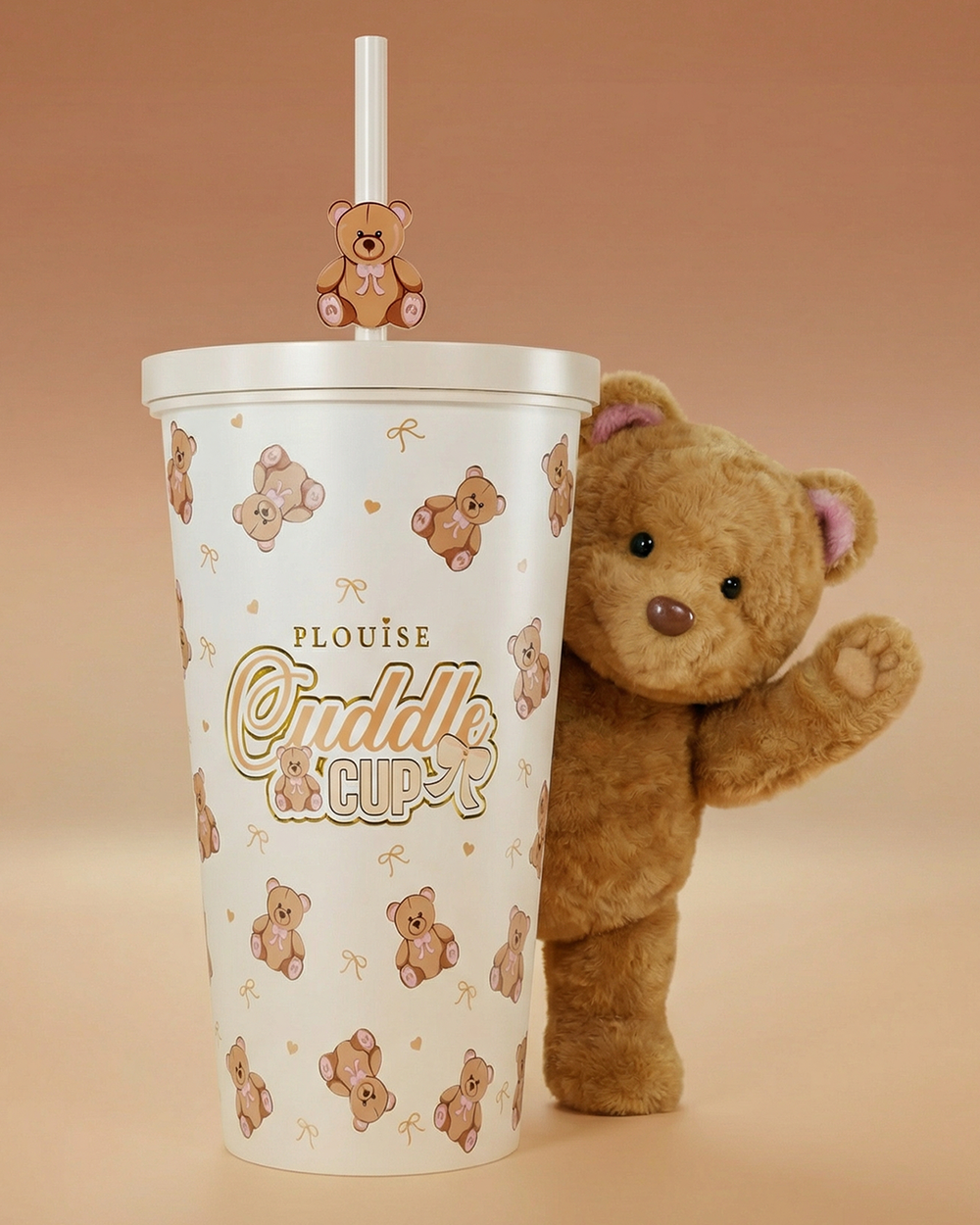 Imagen del vaso y pajita de acero con forma de oso de peluche P.Louise con un oso saludando detrás