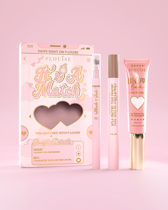Conjunto cosmético de sobrancelhas It's A Match, incluindo P.Louise Signature Blend Pen, Blade & Fade Brow Pencil e Brow Balm, embalados em caixas temáticas rosa e douradas com motivos de coração.