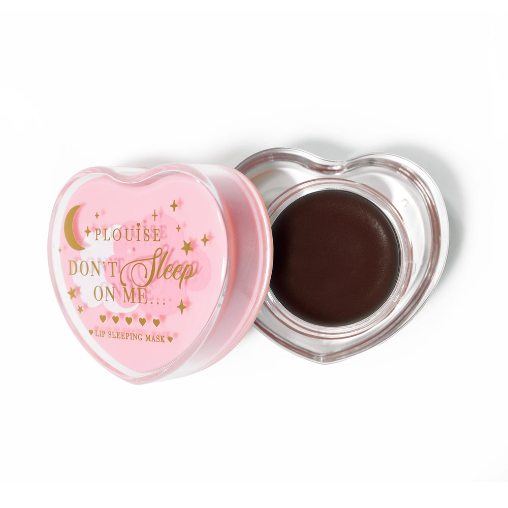 Máscara para dormir con labios en forma de corazón rosa con la tapa abierta sobre un fondo blanco
