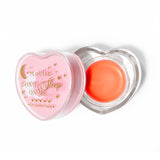 Máscara para dormir con labios en forma de corazón rosa con la tapa abierta sobre un fondo blanco