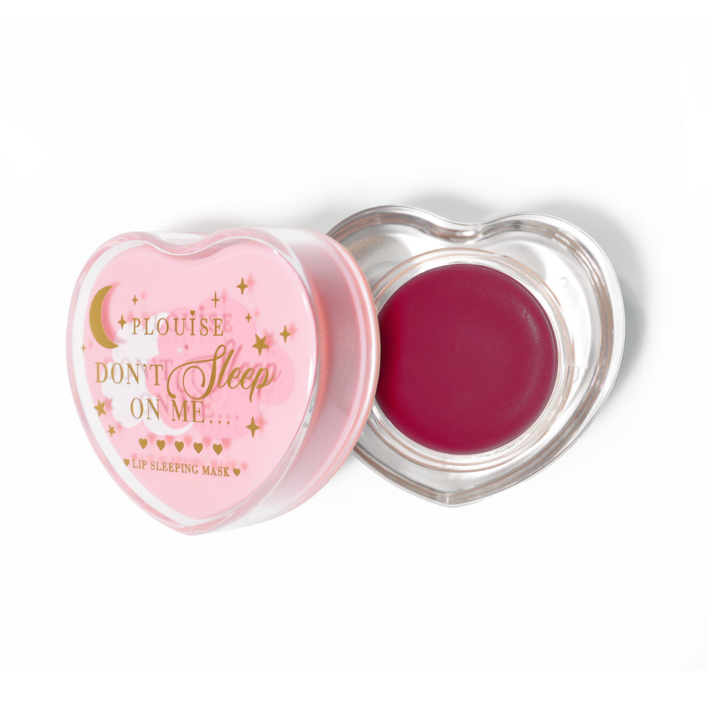 Máscara para dormir con labios en forma de corazón rosa con la tapa abierta sobre un fondo blanco