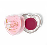 Máscara para dormir con labios en forma de corazón rosa con la tapa abierta sobre un fondo blanco
