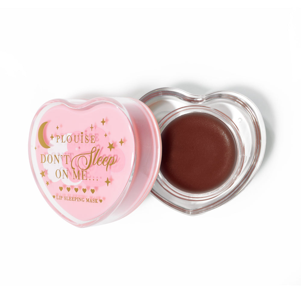 Máscara para dormir con labios en forma de corazón rosa con la tapa abierta sobre un fondo blanco
