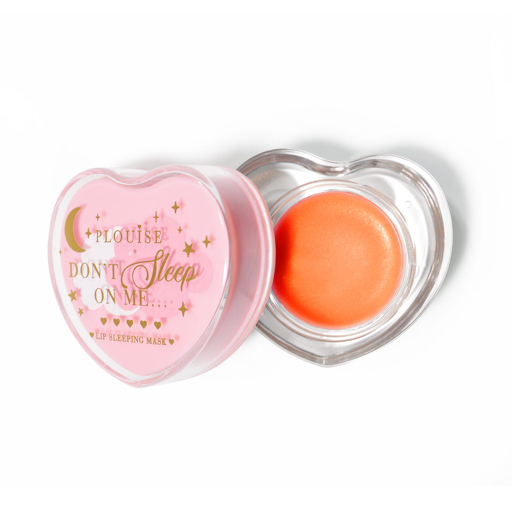 Máscara para dormir con labios en forma de corazón rosa con la tapa abierta sobre un fondo blanco