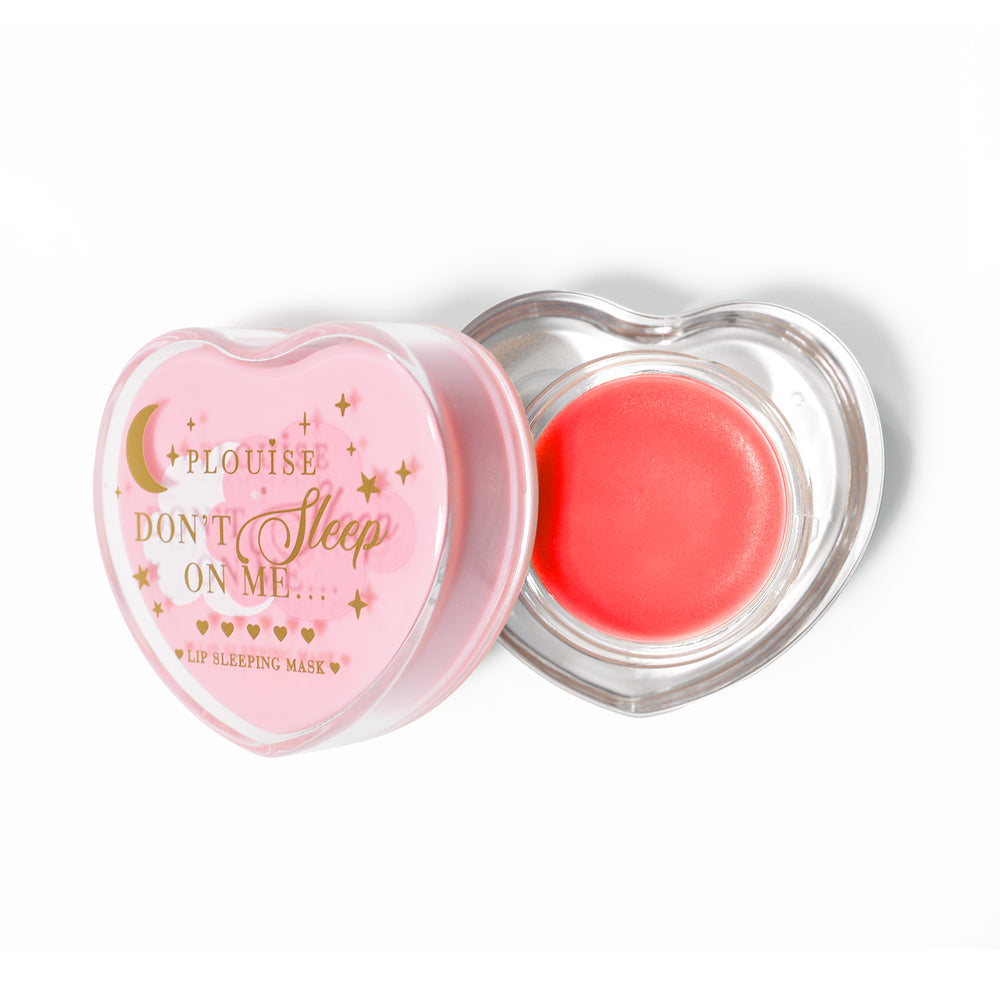 Máscara para dormir con labios en forma de corazón rosa con la tapa abierta sobre un fondo blanco