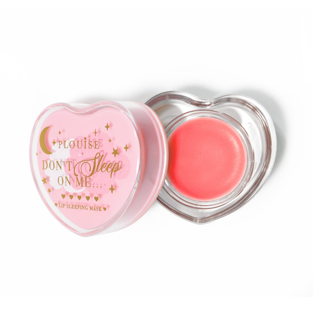 Máscara para dormir con labios en forma de corazón rosa con la tapa abierta sobre un fondo blanco