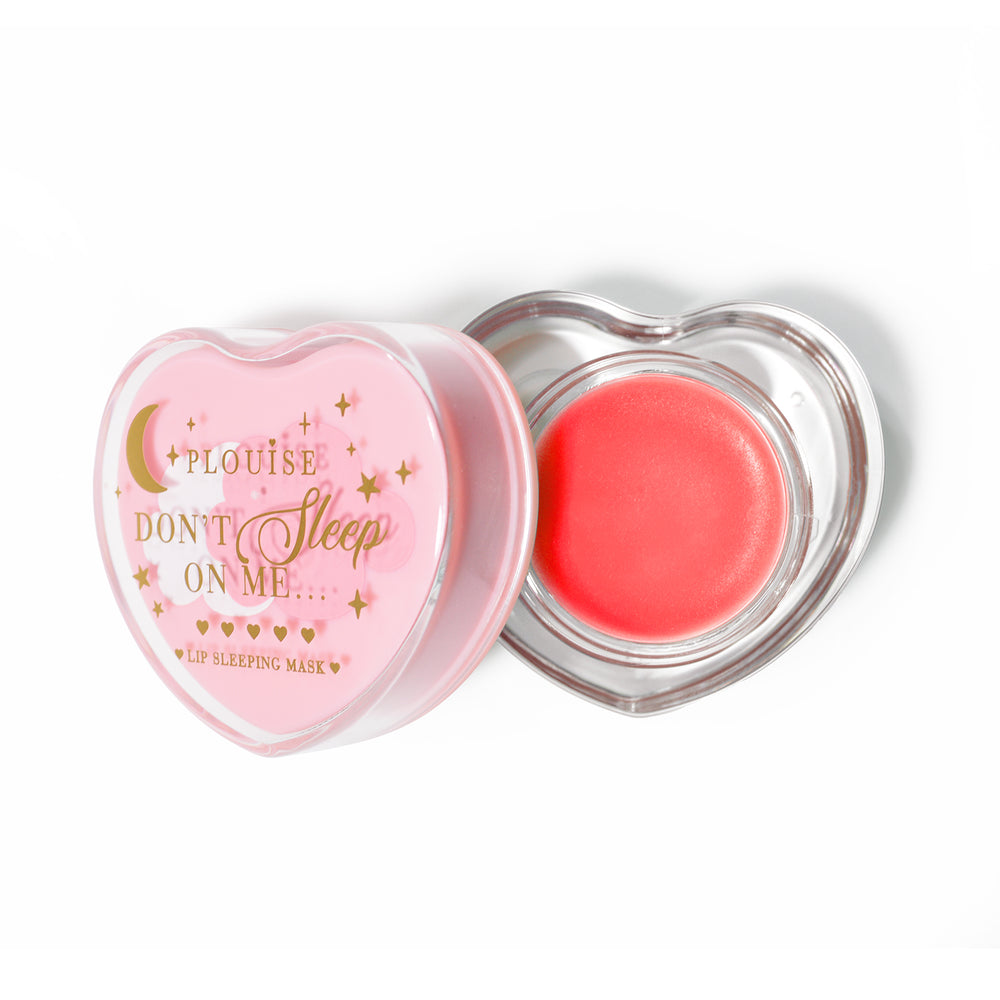 Máscara para dormir con labios en forma de corazón rosa con la tapa abierta sobre un fondo blanco
