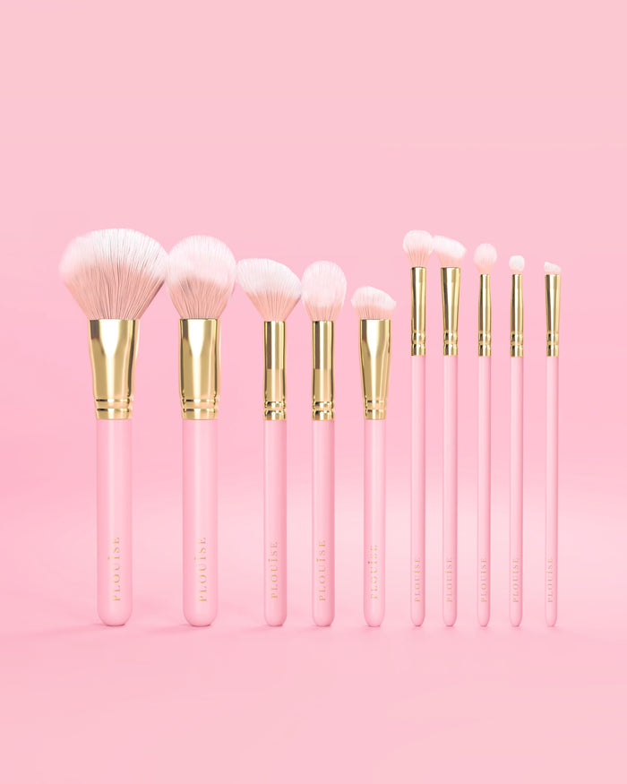 Conjunto de 10 pincéis de maquiagem rosa P.Louise com alças rosa e detalhes dourados em um fundo rosa
