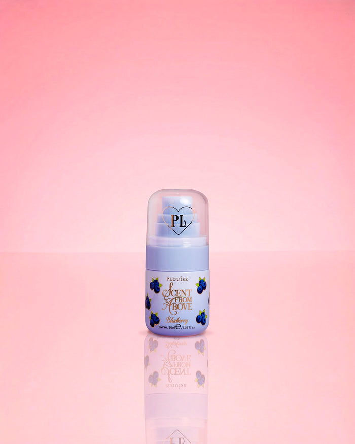 P.Louise Blueberry Mini Scent From Above Body Mist sobre fondo rosa