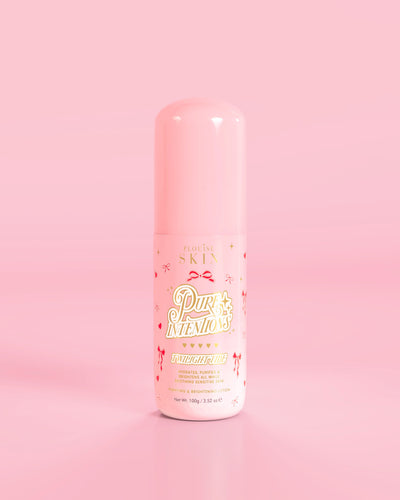 Botella rosa de P.Louise Pure Intentions Purify & Brightening Lotion con diseños de lazo rojo sobre un fondo rosa