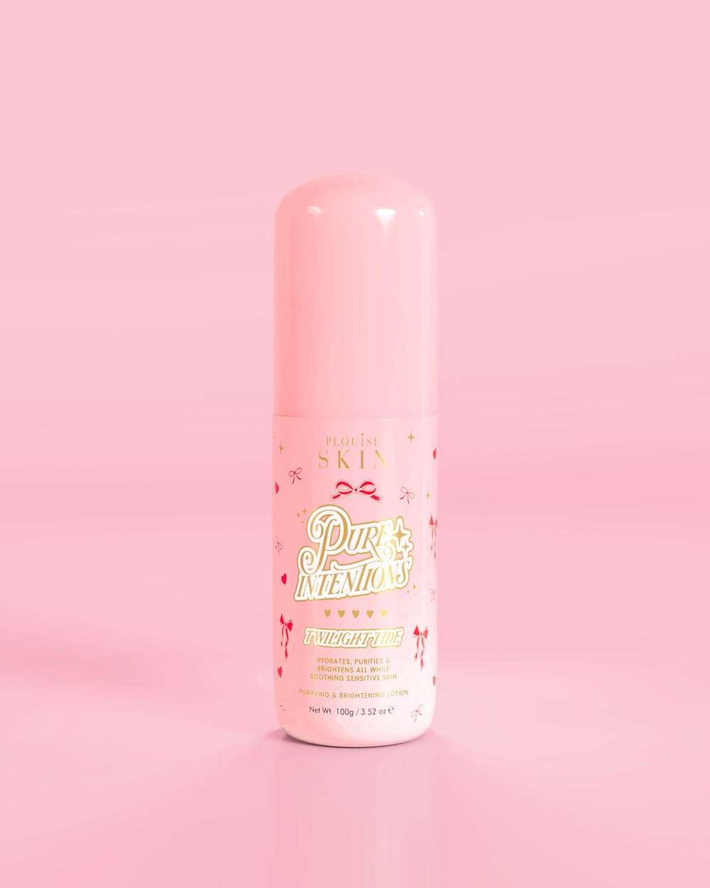 Frasco rosa de P.Louise Pure Intentions Purify & Brightening Lotion com desenhos de laço vermelho contra um fundo rosa