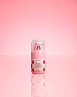 P.Louise Mini Strawberry Hair & Body Mist aroma desde arriba sobre un fondo rosa