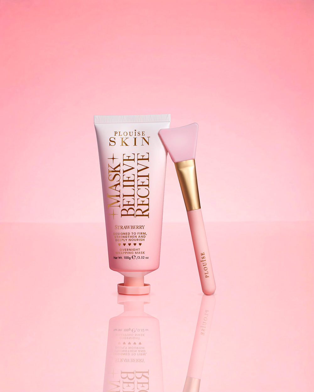 P.Louise Strawberry Overnight Wrapping Mask Mask Believe Recibir sobre un fondo rosa