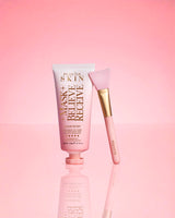 P.Louise Strawberry Overnight Wrapping Mask Mask Believe Recibir sobre un fondo rosa