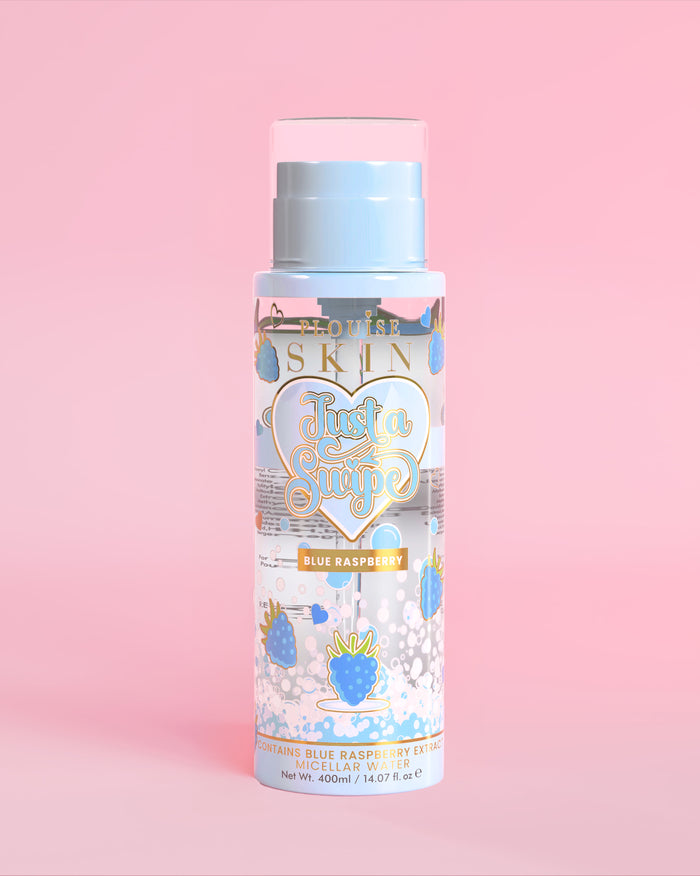 P. Louise Just A Swipe água micelar com aroma de framboesa azul com desenhos de framboesa azul no frasco em um fundo rosa claro