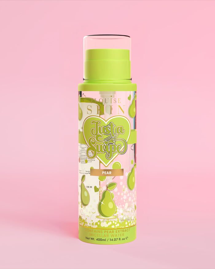 Uma garrafa de água micelar perfumada de pêra P. Louise Just A Swipe com desenhos de pêra na garrafa em um fundo rosa claro