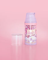 Frasco roxo de máscara de recuperação de uva P. Louise Here I Glow Again em fundo rosa