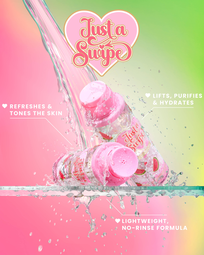 Garrafas de água micelar perfumada de melancia P. Louise 'Just A Swipe' com salpicos de água sobre fundo rosa e verde