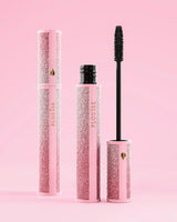 P.Louise Cry Baby Mascara con carcasa brillante sobre fondo rosa