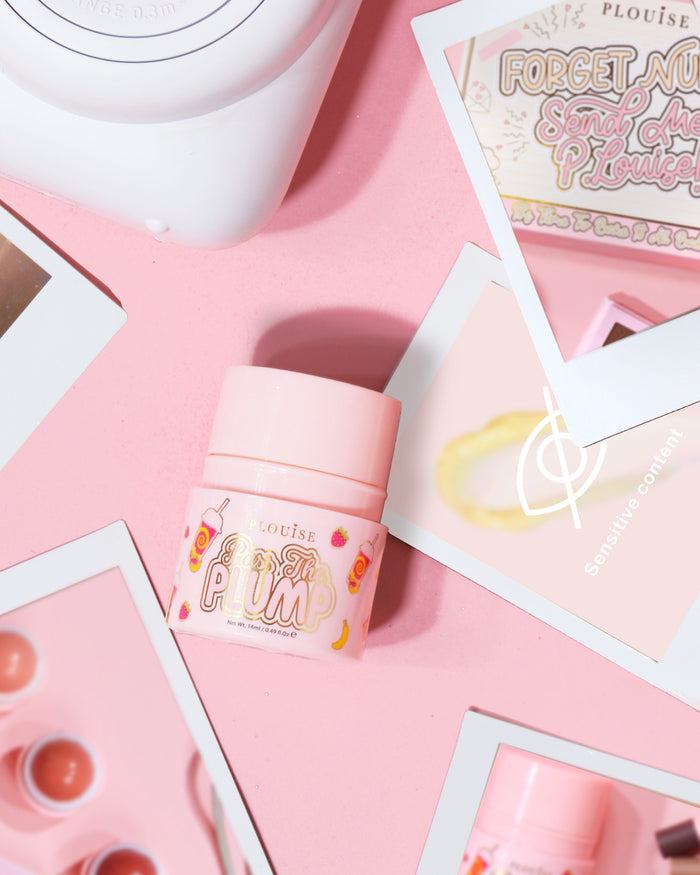 Frasco rosa de P.Louise Pass The Plump Lip Treatment em um fundo rosa