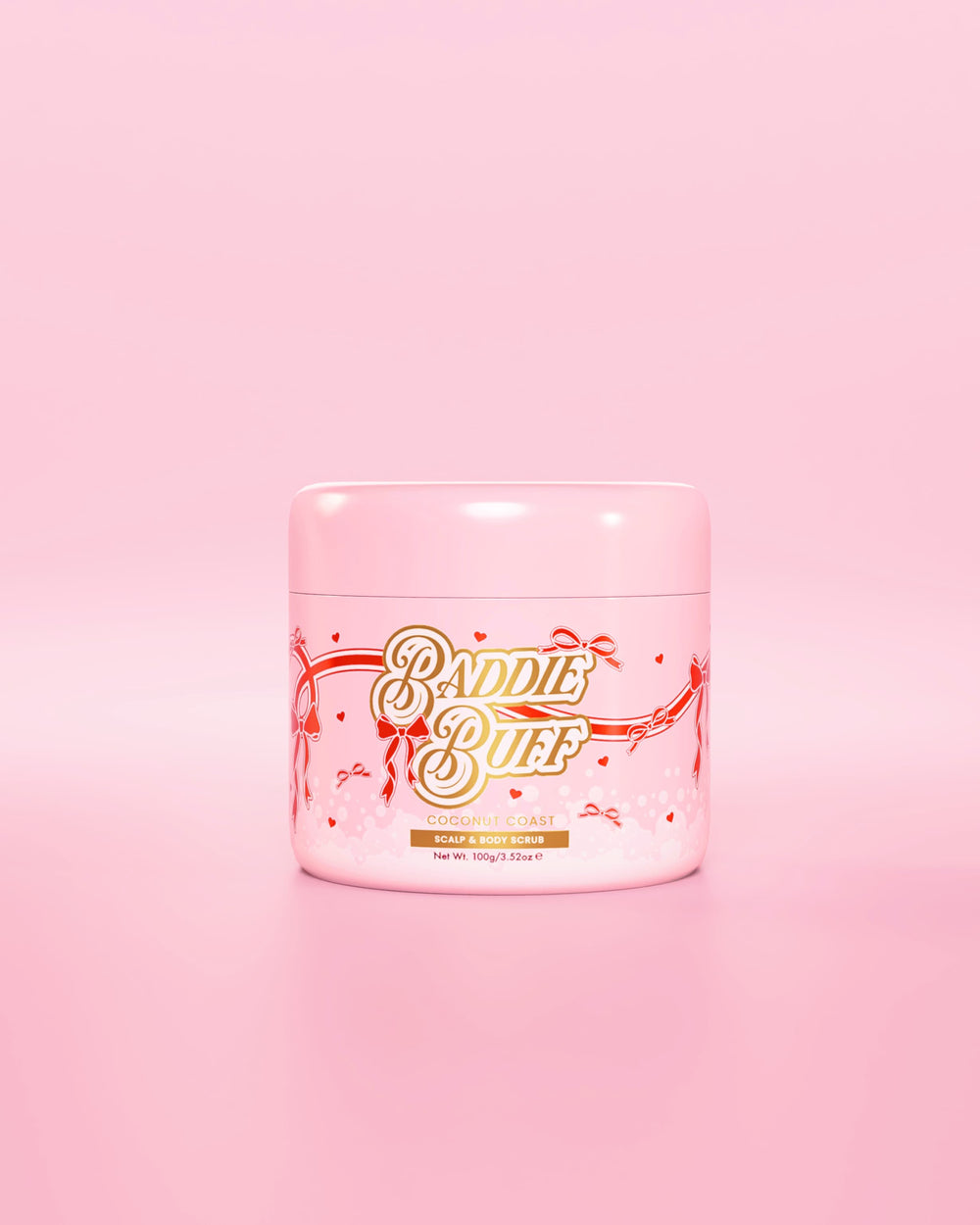 Uma banheira rosa P.Louise ou Baddie Buff Scalp and Body Sugar Scrub em Coconut Coast