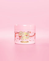 Uma banheira rosa P.Louise ou Baddie Buff Scalp and Body Sugar Scrub em Coconut Coast
