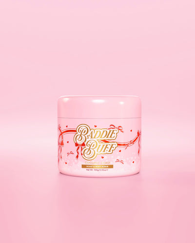 Uma banheira rosa P.Louise ou Baddie Buff Scalp and Body Sugar Scrub em Coconut Coast