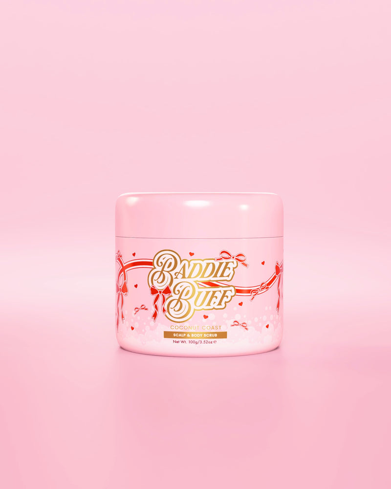 Uma banheira rosa P.Louise ou Baddie Buff Scalp and Body Sugar Scrub em Coconut Coast