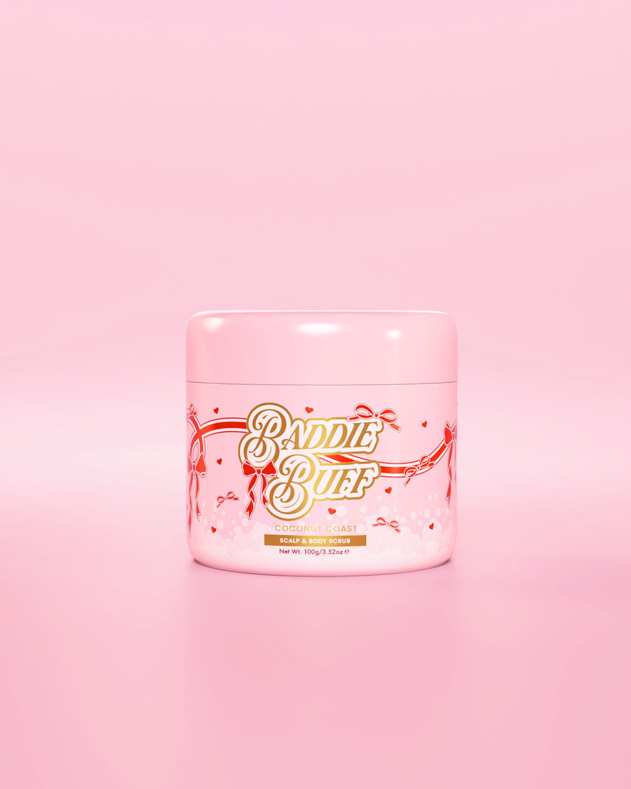 Una bañera rosa de P.Louise o un exfoliante de azúcar para el cuero cabelludo y el cuerpo Baddie Buff en Coconut Coast