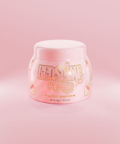 Um frasco rosa de limpador removedor de maquiagem P.Louise Bedslime Routine Jelly com desenho de morangos e creme.