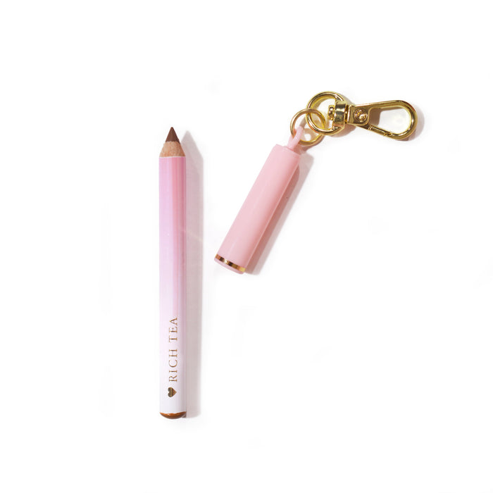 Mini delineador labial rosa P.Louise com chaveiro 'Rich Teal' em um fundo rosa claro