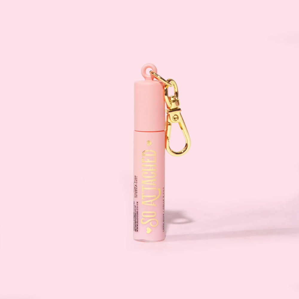 Imagen de la máscara de pestañas P.Louise Mini Keychain Tearproof en un tubo rosa con escritura dorada y accesorio de llavero dorado
