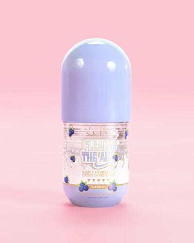 Frasco de limpador de gel P. Louise Clear The Air Blueberry em um fundo rosa