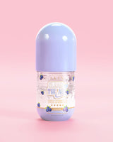 Frasco de limpador de gel P. Louise Clear The Air Blueberry em um fundo rosa