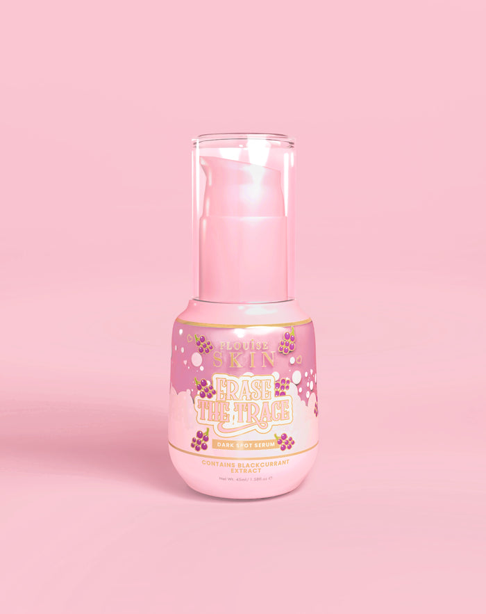Botella rosa de P. Louise Erase The Trace Dark Spot Correcting Serum sobre un fondo rosa