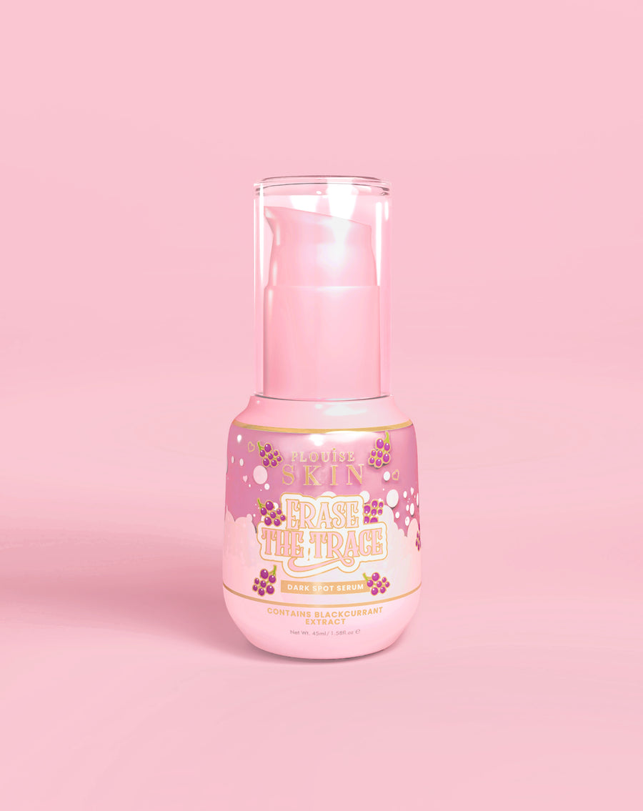 Frasco rosa de P. Louise Erase The Trace Dark Spot Correcting Serum em um fundo rosa