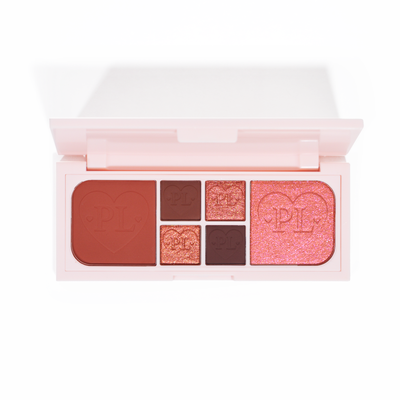 Uma imagem da Mini Paleta de Olhos e Rosto P.Louise Fluffy Fantasy apresentando foscos cremosos e brilhos amanteigados em uma variedade de tons de vermelho e rosa escuro