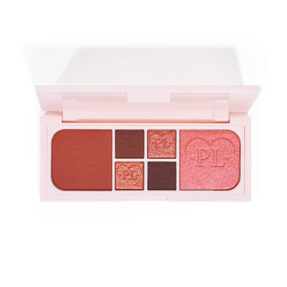 Uma imagem da Mini Paleta de Olhos e Rosto P.Louise Fluffy Fantasy apresentando foscos cremosos e brilhos amanteigados em uma variedade de tons de vermelho e rosa escuro