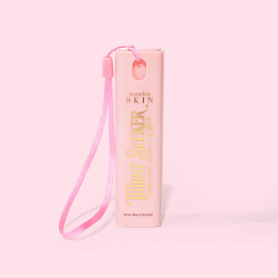 Mini llavero rosa tamaño viaje P.Louise sed buscador spray fijador hidratante con correa sobre fondo rosa