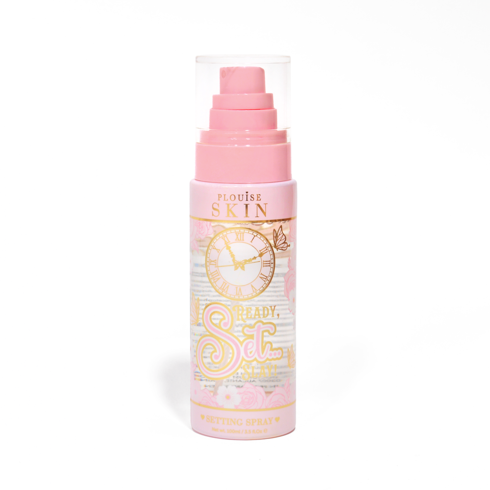 Um frasco rosa de spray de fixação de longa duração P. Louise Ready Set Slay em um fundo branco