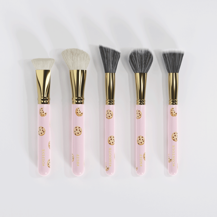 Imagem do conjunto de pincéis de maquiagem de 5 peças P.Louise Spoiled For Choice colocado em uma fileira em um fundo branco