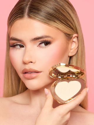 P. Louise Pudră strălucitoare sub ochi