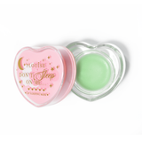 Máscara para dormir con labios en forma de corazón rosa con la tapa abierta sobre un fondo blanco