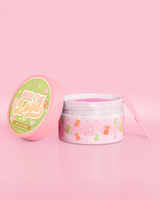 Recipiente rosa com desenho de ursinho de doces em um fundo rosa